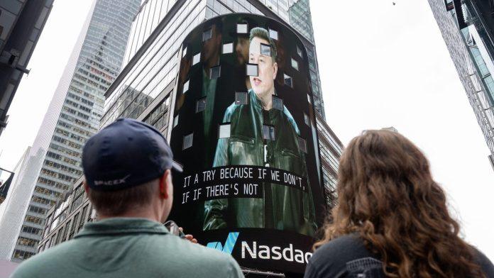 ilon-mask-pretekao-dzefa-bezosa-i-postao-prvi-bilioner-na-svetu:-brutalan-skok-akcija,-spacex-bacio-amazon-na-kolena