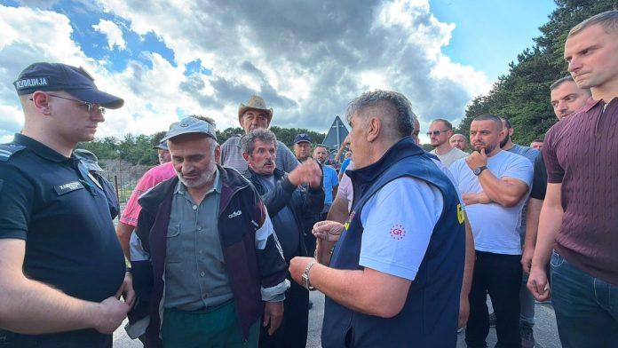 haos-kod-deponije-mestani-telima-brane-da-udu-masine,-prisutne-jake-snage-policije,-a-saobracaj-potpuno-blokiran:-na-ivici-incidenta
