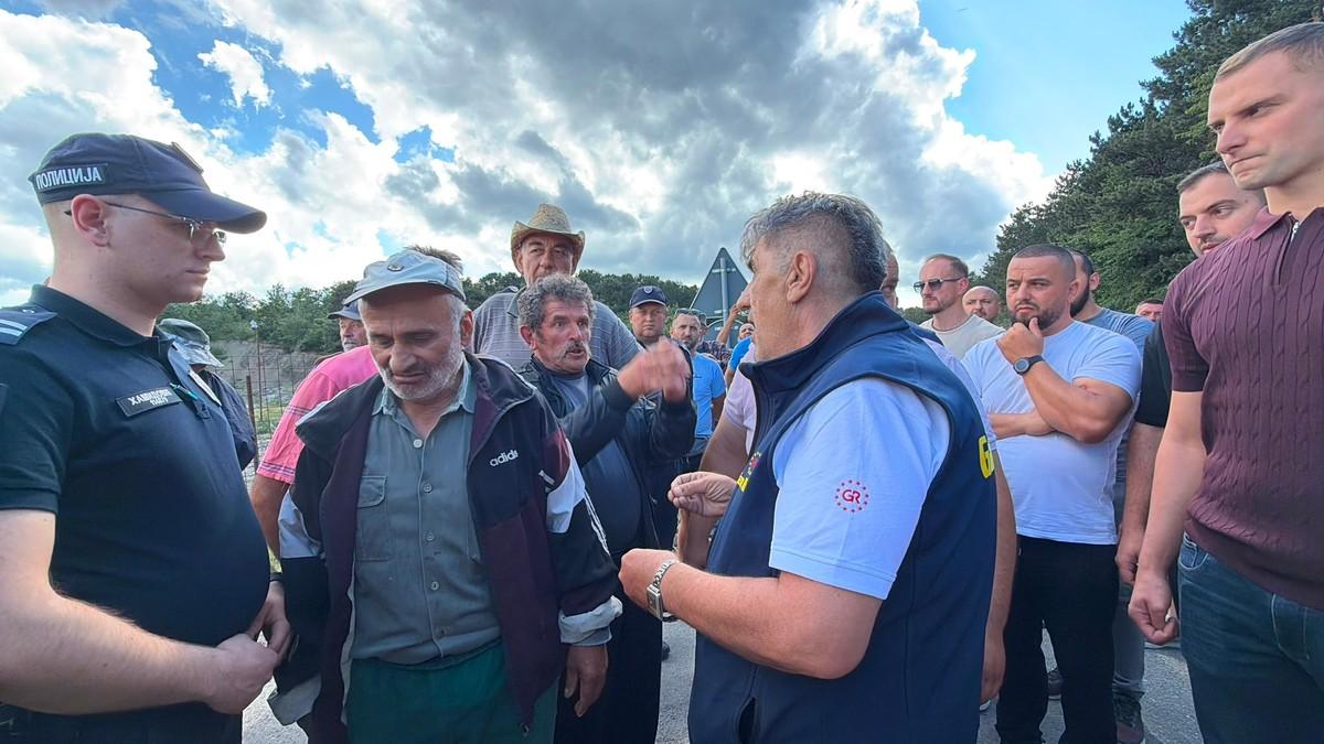 haos-kod-deponije-mestani-telima-brane-da-udu-masine,-prisutne-jake-snage-policije,-a-saobracaj-potpuno-blokiran:-na-ivici-incidenta haos-kod-deponije-mestani-telima-brane-da-udu-masine,-prisutne-jake-snage-policije,-a-saobracaj-potpuno-blokiran:-na-ivici-incidenta