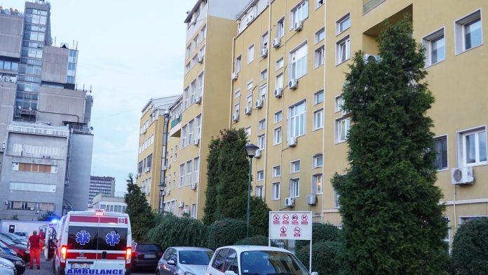 poznato-stanje-decaka-(12)-na-kog-je-pala-metalna-konstrukcija-na-autobuskom-stajalistu-u-mladenovcu