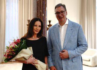 (FOTO, VIDEO) VUČIĆ UGOSTIO ČUVENU KETRIN ZITU DŽOUNS Dočekao je sa buketom cveća, pa poručio: “Uskoro će u Beogradu biti podjednako verovatno da sretnete holivudsku zvezdu kao i komšiju” (foto,-video)-vucic-ugostio-cuvenu-ketrin-zitu-dzouns-docekao-je-sa-buketom-cveca,-pa-porucio:-“uskoro-ce-u-beogradu-biti-podjednako-verovatno-da-sretnete-holivudsku-zvezdu-kao-i-komsiju”
