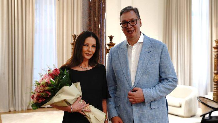 (foto,-video)-vucic-ugostio-cuvenu-ketrin-zitu-dzouns-docekao-je-sa-buketom-cveca,-pa-porucio:-“uskoro-ce-u-beogradu-biti-podjednako-verovatno-da-sretnete-holivudsku-zvezdu-kao-i-komsiju”