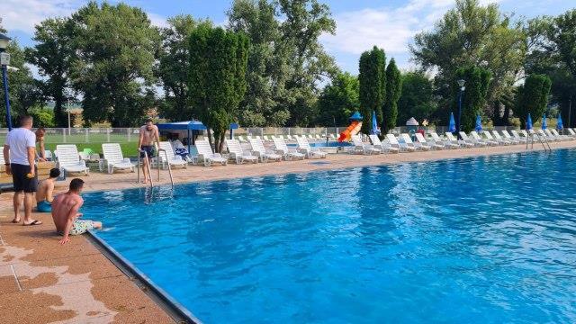 cacak-otvorio-gradske-bazene:-pocela-sezona-kupanja,-posetioce-ocekuju-osvezenje-i-dodatni-sadrzaji-tokom-leta cacak-otvorio-gradske-bazene:-pocela-sezona-kupanja,-posetioce-ocekuju-osvezenje-i-dodatni-sadrzaji-tokom-leta