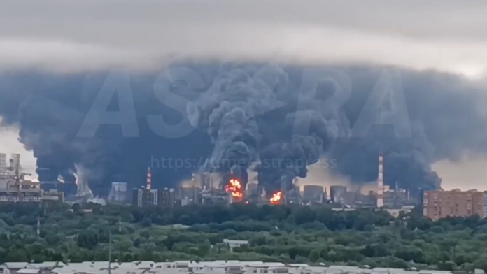 (video)-moskva-gori,-crno-nebo-iznad-grada!-dramaticni-snimci,-totalni-kolaps,-sve-je-stalo:-najveci-ukrajinski-udar-za-dve-godine