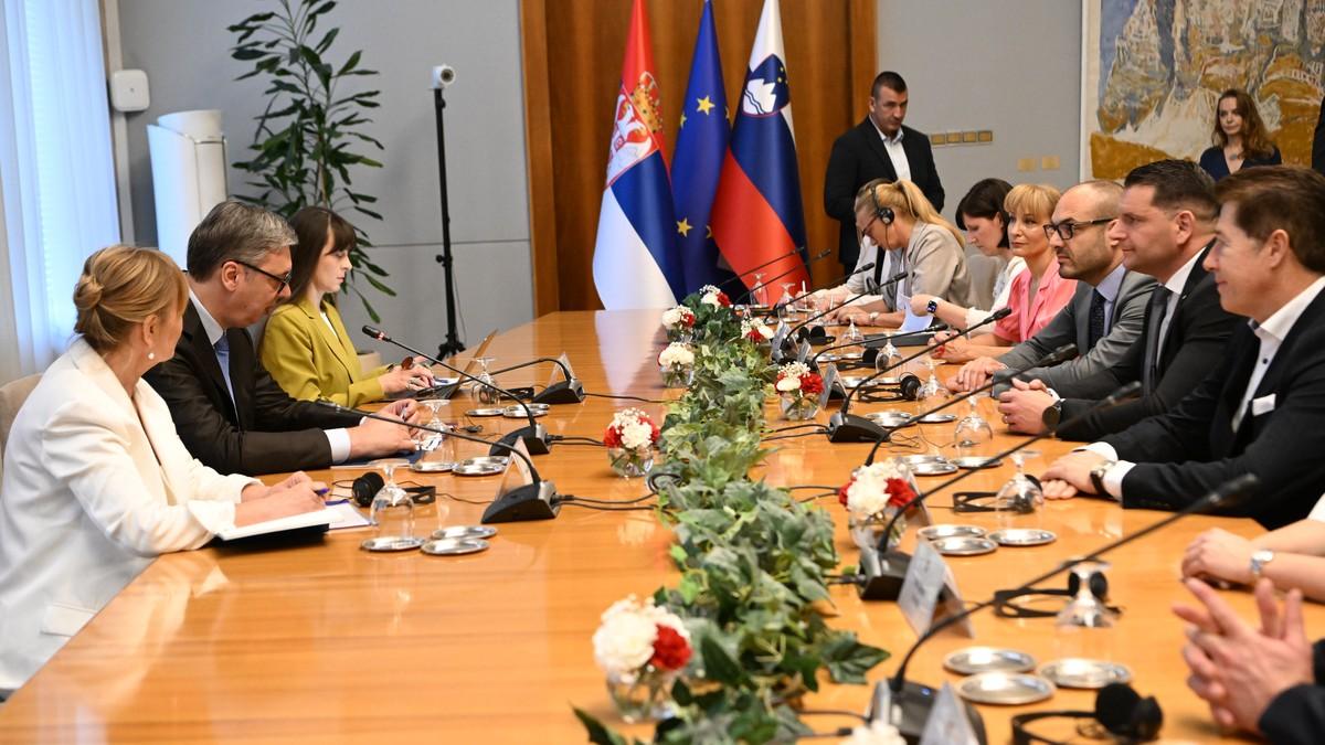 vucic-se-sastao-sa-predsednikom-parlamenta-slovenije-zoranom-stevanovicem-(foto) vucic-se-sastao-sa-predsednikom-parlamenta-slovenije-zoranom-stevanovicem-(foto)