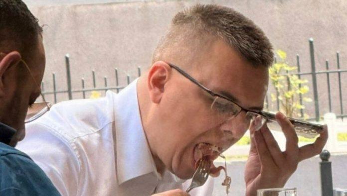 parandilovic-proveo-81-sekundu-u-skupstini?-evo-ga-kako-jede-u-kaficu,-a-ti-narode-plati-put-iz-priboja!