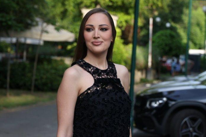 srecna-nova-prija-svima-koji-slave:-pevacica-nikad-izazovnija,-fanovima-pale-vilice-od-vrelih-scena!-(video)