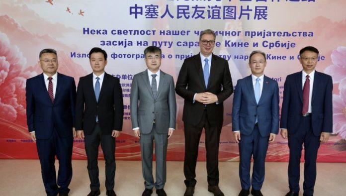 vucic-na-otvaranju-izlozbe-sinhue-o-prijateljstvu-srbije-i-kine:-najvaznija-rec-u-nasim-odnosima-je-poverenje-(video)