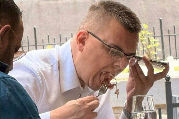 rakija-preca-od-naroda-blokader-parandilovic-“radio”-minut-i-21-sekundu,-ostatak-dana-proveo-u-kafani,-ali-je-bezobrazno-naplatio-putne-troskove-15.000-dinara!