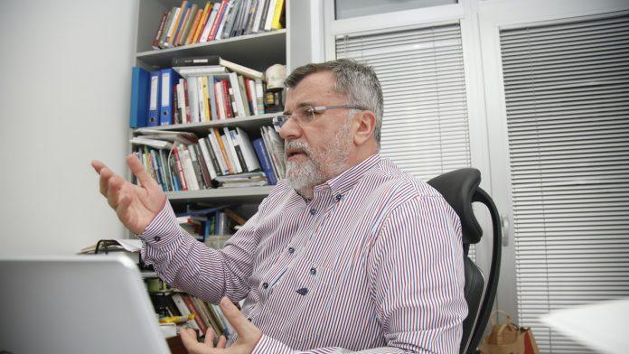 “svi-da-doprinesu-dijalogu”-ministarstvo-informisanja:-zabrinutost-zbog-navoda-o-napadu-na-verana-matica-ispred-skupstine