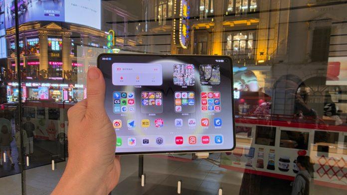 huawei-obara-rekorde-sa-novim-savitljivim-telefonom:-prodaja-premasila-sva-ocekivanja-(video)