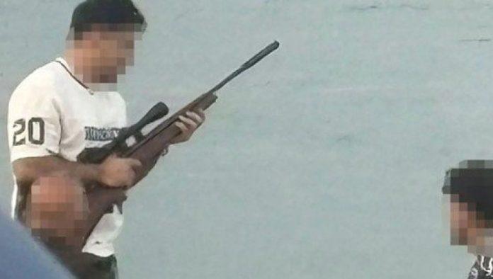 muskarac-sa-puskom-na-plazi:-gradani-odmah-zvali-policiju,-a-onda-je-usledilo-nesto-potpuno-neocekivano-(foto)