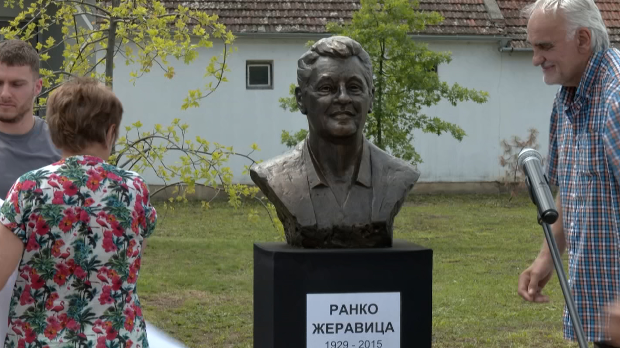 У-Новом-Милошеву,-испред-музеја-Ранку-Жеравици,-откривена-и-спомен-биста-прослављеном-кошаркашком-тренеру У-Новом-Милошеву,-испред-музеја-Ранку-Жеравици,-откривена-и-спомен-биста-прослављеном-кошаркашком-тренеру