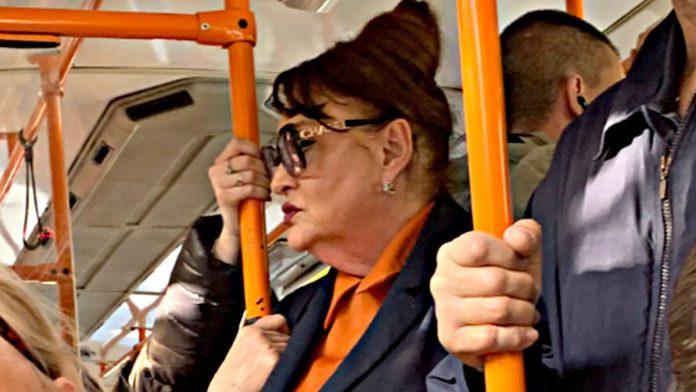 poznata-srpkinja-u-gradskom-prevozu,-drzi-se-za-sipku!-nudili-joj-da-sedne,-a-ona-odbila-i-sad-se-kaje:-“zalim-sto-se-nisam-bogato-udala”