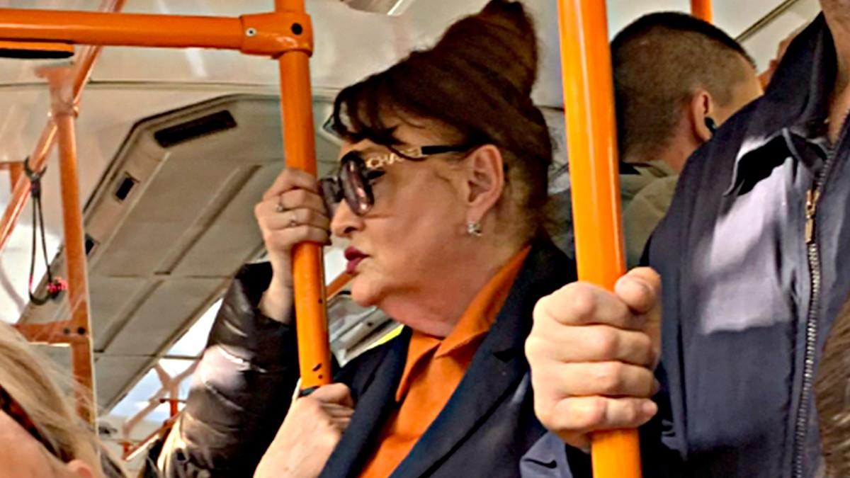 poznata-srpkinja-u-gradskom-prevozu,-drzi-se-za-sipku!-nudili-joj-da-sedne,-a-ona-odbila-i-sad-se-kaje:-“zalim-sto-se-nisam-bogato-udala” poznata-srpkinja-u-gradskom-prevozu,-drzi-se-za-sipku!-nudili-joj-da-sedne,-a-ona-odbila-i-sad-se-kaje:-“zalim-sto-se-nisam-bogato-udala”