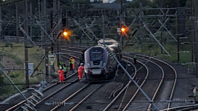 (foto)-“ljudi-su-plakali-i-vristali,-sav-sam-od-krvi!”-prve-slike-stravicnog-sudara-vozova-u-britaniji:-ima-mrtvih,-u-bolnici-vanredna-situacija!
