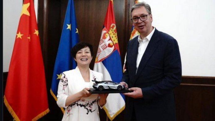 “ide-brzinom,-verovali-ili-ne,-496km-na-sat!-vucic-odusevljen-poklonom-koji-je-dobio-od-sefice-byd,-pa-pozvao-kineskog-giganta-na-ekspo