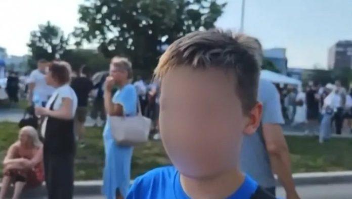 blokaderski-novinar-tera-dete-da-peva-politicke-pesme:-jeziva-zloupotreba-dece-u-novom-sadu-(video)