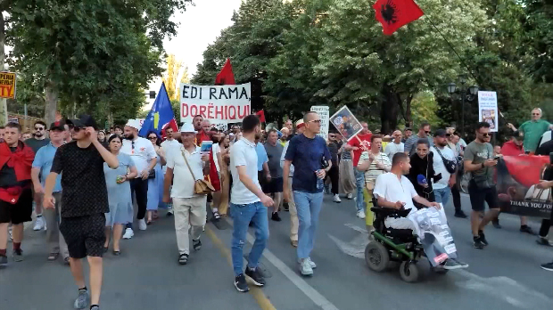 Три-недеље-протеста-у-Тирани-–-власт-тврди-да-су-подстакнути-из-БиХ;-Рама:-Имамо-само-једног-непријатеља Три-недеље-протеста-у-Тирани-–-власт-тврди-да-су-подстакнути-из-БиХ;-Рама:-Имамо-само-једног-непријатеља
