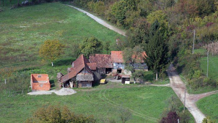 zena-kupila-kucu-iz-snova,-a-onda-u-soku-posmatrala-55-mestana-kako-ulaze-u-njeno-dvoriste:-“prozvali-su-me-zla-vestica”