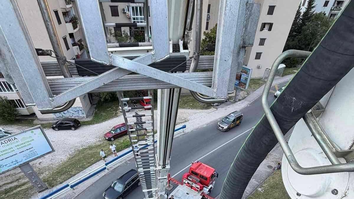 (foto,-video)-paraglajder-se-zaglavio-u-krosnji-drveta!-neverovatna-scena-u-skaljarima:-spasioci-hitno-stigli-na-lice-mesta (foto,-video)-paraglajder-se-zaglavio-u-krosnji-drveta!-neverovatna-scena-u-skaljarima:-spasioci-hitno-stigli-na-lice-mesta