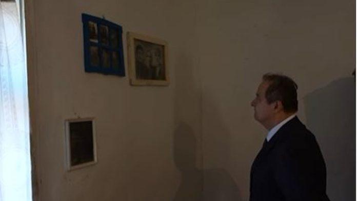 (video)-“to-je-moja-postojbina”-dacic-obisao-rodnu-kucu-svoga-oca:-“reke-secanja-i-melanholije”