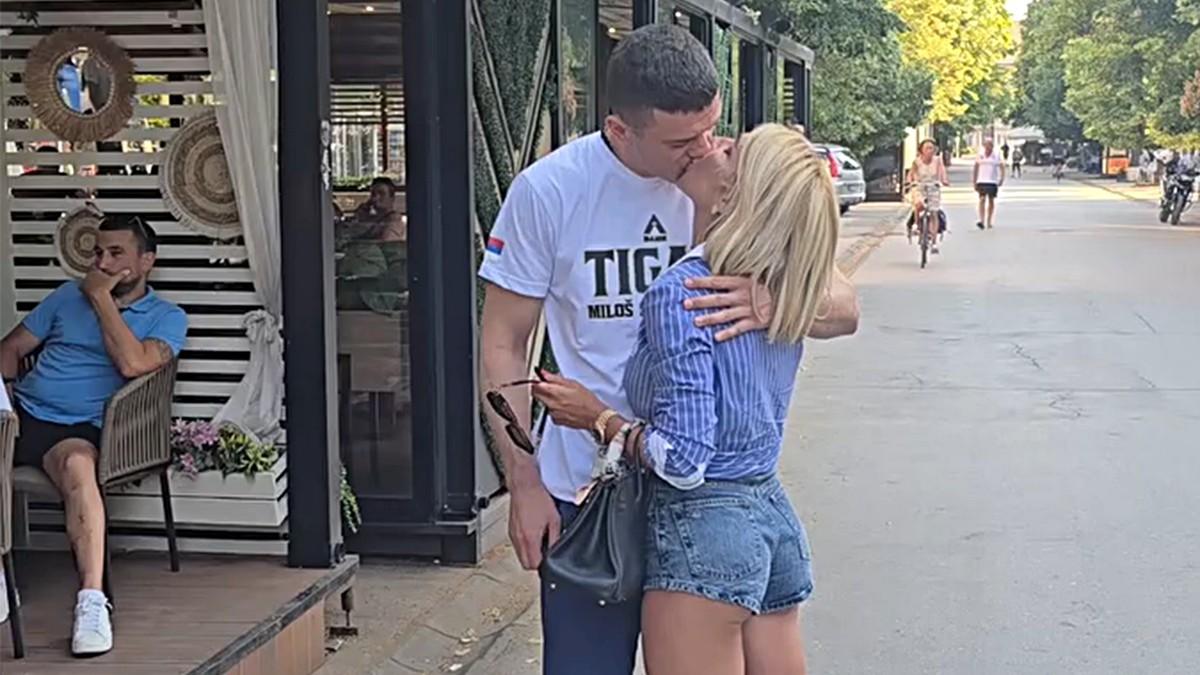jovana-u-minicu-ljubi-tigra-nasred-ulice-u-vrtoglavim-stiklama-razmenjuju-neznosti-naocigled-prolaznika:-“energija-je-sve” jovana-u-minicu-ljubi-tigra-nasred-ulice-u-vrtoglavim-stiklama-razmenjuju-neznosti-naocigled-prolaznika:-“energija-je-sve”
