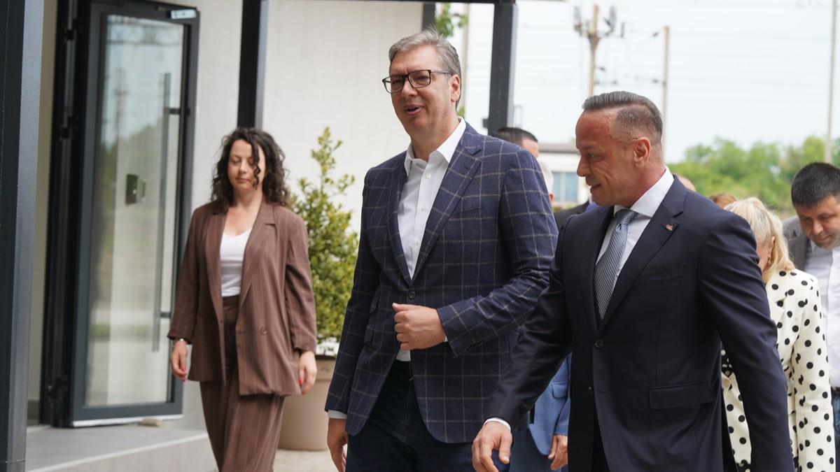 “tri-minuta-kasnjenja-i-smenjivacemo-ljude”-vucic-upozorio-direktore-u-zeleznici-tokom-obilaska-dispecerskog-centra:-“ljudi-hoce-da-se-voze-brzim-vozom,-kasnjenje-od-pola-sata-nije-prihvatljivo” “tri-minuta-kasnjenja-i-smenjivacemo-ljude”-vucic-upozorio-direktore-u-zeleznici-tokom-obilaska-dispecerskog-centra:-“ljudi-hoce-da-se-voze-brzim-vozom,-kasnjenje-od-pola-sata-nije-prihvatljivo”