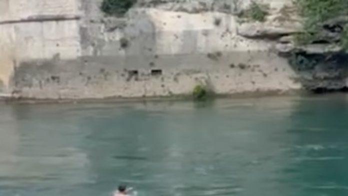 uznemirujuci-snimak-nestanka-mladica-u-reci-posle-skoka-sa-mosta-nastao-muk,-jedan-mladic-odmah-krenuo-da-ga-trazi-(video)