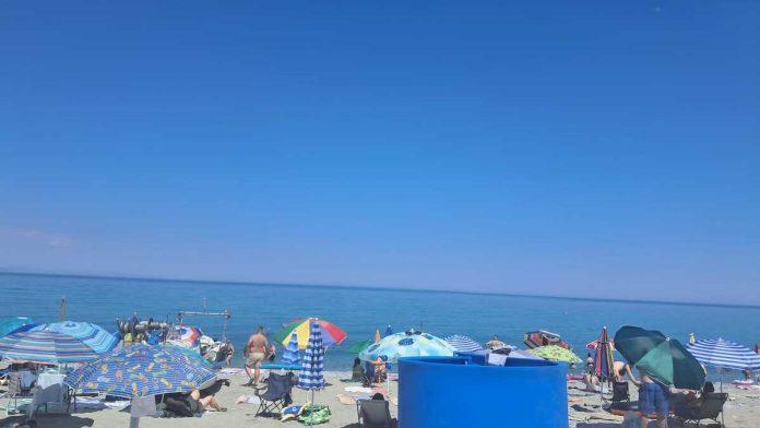 srbi-na-metar-od-obale-snimili-ajkulu?-video-iz-popularnog-letovalista-uznemirio-turiste:-“nikada-nisu-bile-ovako-blizu-plaze”