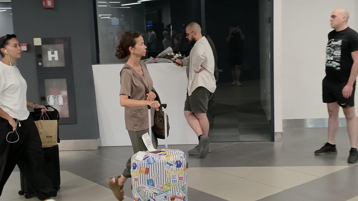prirodna-lepota-je-uvek-u-modi!-uslikali-smo-poznatu-voditeljku-(57)-bez-trunke-sminke-na-aerodromu:-vuce-kofer-puna-samopouzdanja-i-privlaci-paznju-(video) prirodna-lepota-je-uvek-u-modi!-uslikali-smo-poznatu-voditeljku-(57)-bez-trunke-sminke-na-aerodromu:-vuce-kofer-puna-samopouzdanja-i-privlaci-paznju-(video)