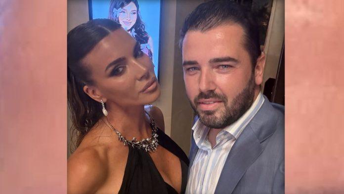 aca-kos-na-18.-rodendanu-kod-cerke-darka-sarica-pozira-sa-darijinom-mamom-cecom,-a-ona-puca-od-elegancije:-“srecan”