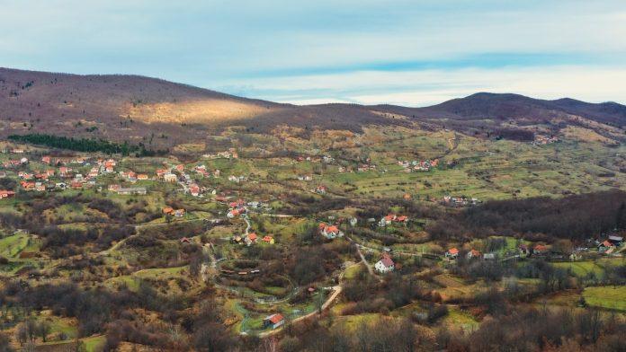 ukida-se-opstina-ciji-nacelnik-zaraduje-3.300-evra-mesecno!-mestani-u-transu:-“samo-da-se-resimo-domacih-uhleba”,-evo-sta-se-desava-u-komsiluku