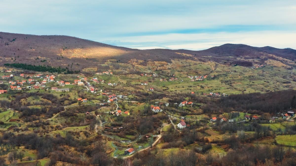ukida-se-opstina-ciji-nacelnik-zaraduje-3.300-evra-mesecno!-mestani-u-transu:-“samo-da-se-resimo-domacih-uhleba”,-evo-sta-se-desava-u-komsiluku ukida-se-opstina-ciji-nacelnik-zaraduje-3.300-evra-mesecno!-mestani-u-transu:-“samo-da-se-resimo-domacih-uhleba”,-evo-sta-se-desava-u-komsiluku