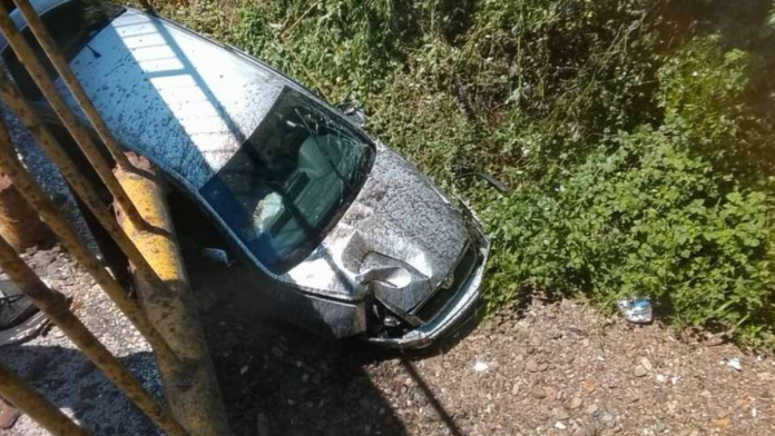 (foto)-ovo-je-unisteni-automobil-dare-iz-jasenovca-nakon-saobracajne-nezgode-probila-zastitnu-ogradu-i-sletela-s-mosta,-trenutno-je-u-bolnici