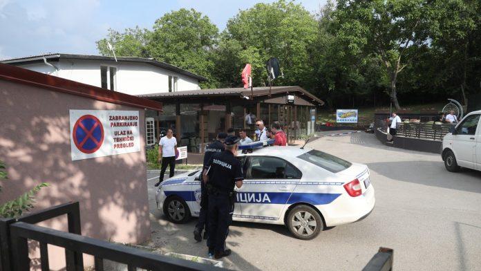 (foto,-video)-“blic”-na-mestu-ubistva-u-kumodrazu-napadac-prisao-veskovicu-s-leda-i-pucao-u-njega,-na-staklu-kafica-rupe-od-metaka