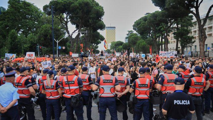 haos-u-albaniji-demonstranti-preplavili-ulice,-traze-ostavku-rame-i-prelaznu-vladu