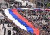VREDNE RUKE NAŠIH BAKA I MAJKI “Novosti” saznaju: Najveću zastavu za skup “Srbija naša porodica” šile su srpkinje vredne-ruke-nasih-baka-i-majki-“novosti”-saznaju:-najvecu-zastavu-za-skup-“srbija-nasa-porodica”-sile-su-srpkinje