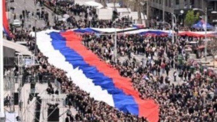 vredne-ruke-nasih-baka-i-majki-“novosti”-saznaju:-najvecu-zastavu-za-skup-“srbija-nasa-porodica”-sile-su-srpkinje