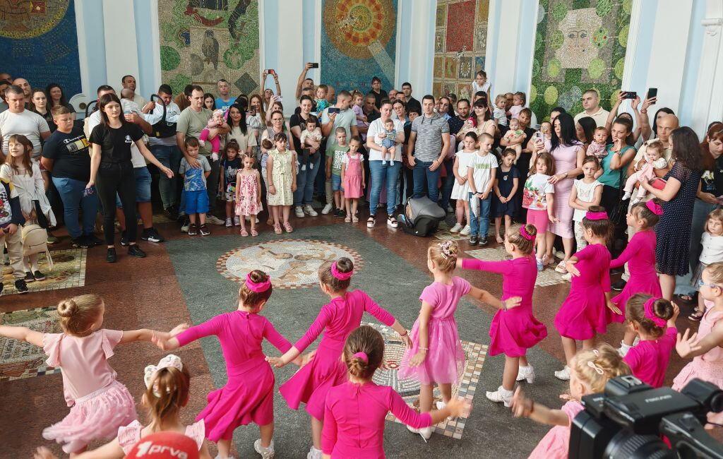 vidovdanska-akcija-“trece-dete”-u-krusevcu-odrzana-tradicionalna-manifestacija-u-populacionoj-politici-(foto) vidovdanska-akcija-“trece-dete”-u-krusevcu-odrzana-tradicionalna-manifestacija-u-populacionoj-politici-(foto)