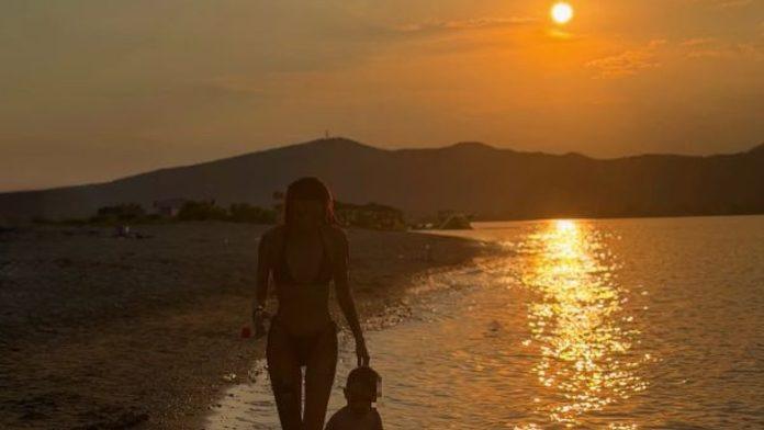 (foto)-tara-simov-u-minijaturnom-bikiniju-a-sa-njom-po-plazi-trckara-sin-od-tri-godine:-svi-komentarisu-kako-je-nikolaj-porastao