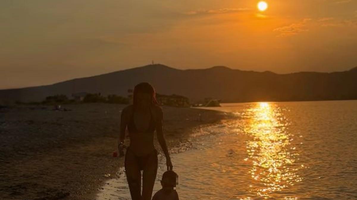 (foto)-tara-simov-u-minijaturnom-bikiniju-a-sa-njom-po-plazi-trckara-sin-od-tri-godine:-svi-komentarisu-kako-je-nikolaj-porastao (foto)-tara-simov-u-minijaturnom-bikiniju-a-sa-njom-po-plazi-trckara-sin-od-tri-godine:-svi-komentarisu-kako-je-nikolaj-porastao