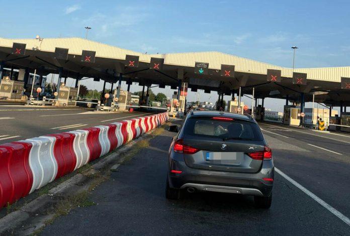 batrovci-prohodni-za-putnike,-kamioni-u-koloni-dugoj-dva-kilometra:-na-granici-se-ceka-desetak-minuta