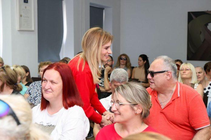 ministarka-stamenkovski-u-poseti-biblioteci-“dr-milan-budimir”:-podrska-savezu-slepih,-uskoro-usvajanje-zakona-o-centralnoj-evidenciji-osoba-sa-invaliditetom