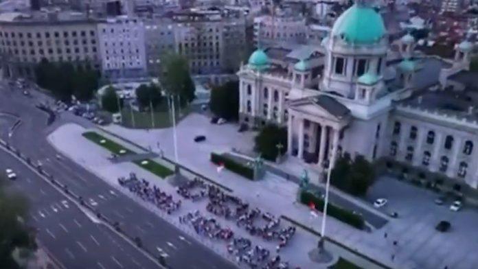(video)-pocele-pripreme-ispred-skupstine-dron-snimio-poruku-gradana-pred-skup-27.-juna