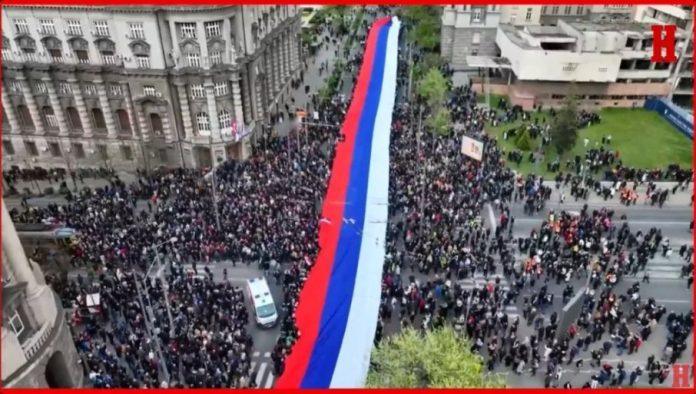 za-nasu-srbiju!-zena-koja-je-sila-najvecu-trobojku-za-skup-“srbija-nasa-porodica”-otkriva:-krojili-smo-je-i-dan-i-noc