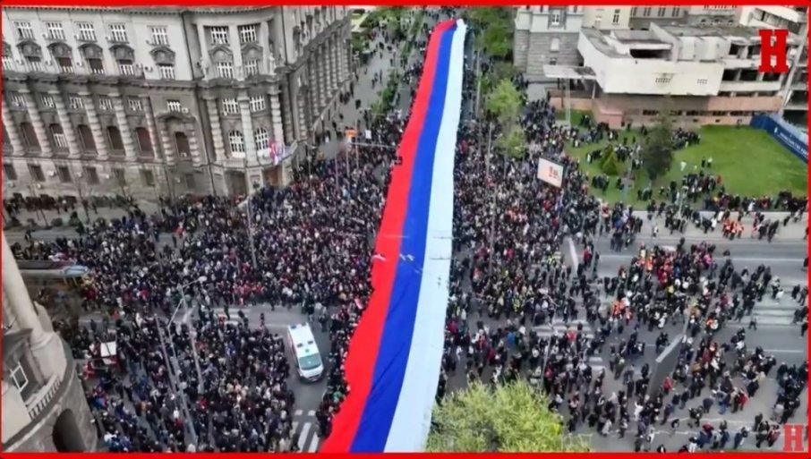 za-nasu-srbiju!-zena-koja-je-sila-najvecu-trobojku-za-skup-“srbija-nasa-porodica”-otkriva:-krojili-smo-je-i-dan-i-noc za-nasu-srbiju!-zena-koja-je-sila-najvecu-trobojku-za-skup-“srbija-nasa-porodica”-otkriva:-krojili-smo-je-i-dan-i-noc