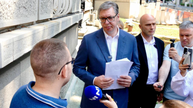 Вучић-разговарао-са-радницима-ГСП-а-који-су-протестовали-испред-Председништва Вучић-разговарао-са-радницима-ГСП-а-који-су-протестовали-испред-Председништва