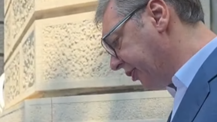 deo-radnika-gsp-ispred-predsednistva,-vucic-izasao-da-razgovara-s-njima:-“primio-sam-zahteve,-pripremicemo-odgovor-u-roku-od-sedam-dana”-(video)
