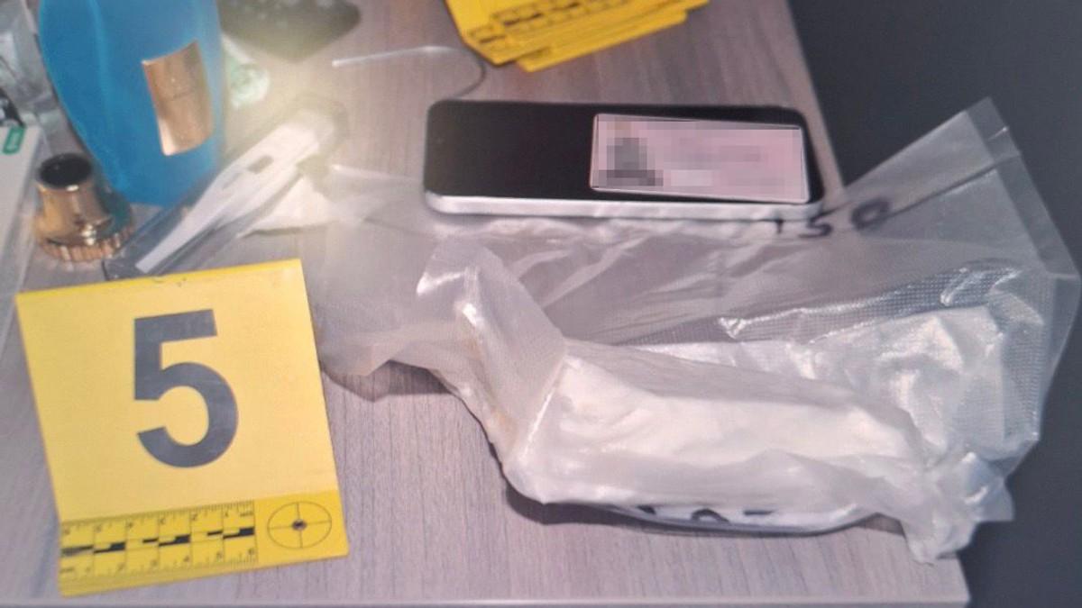 policija-zaustavila-auto-u-centru-beograda,-minut-kasnije-uhapsena-su-dvojica-crnogorskih-drzavljana!-evo-sta-je-nadeno-kod-njih-(foto) policija-zaustavila-auto-u-centru-beograda,-minut-kasnije-uhapsena-su-dvojica-crnogorskih-drzavljana!-evo-sta-je-nadeno-kod-njih-(foto)